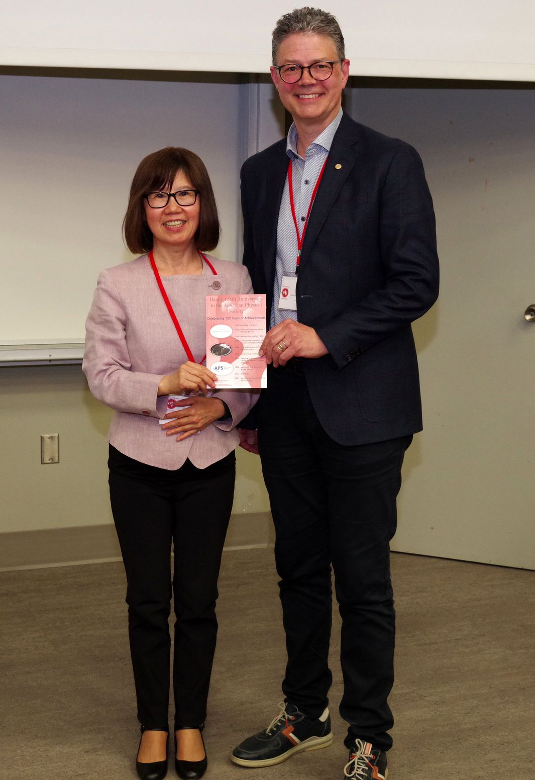 Image of Dr. Young-Kee Kim, President of the American Physical Society, and Bill Whelan, CAP's Past-President